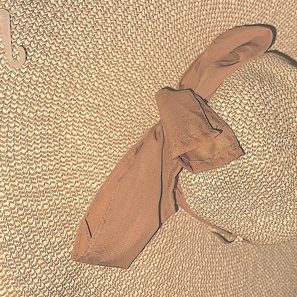 Womenโs Straw Sun Hat W/ thee perfect addition of a sweet brown and simple bow ๐ค - Picture 4 of 4